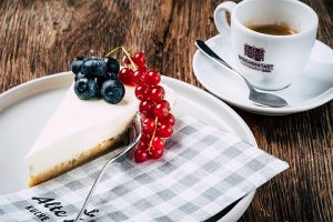 Alte Liebe Kuchen mit Kaffee und Beeren