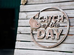 Catch of the Day-Logo außen Holzplatte