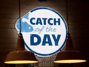Catch of the Day-Logo auf der Wand